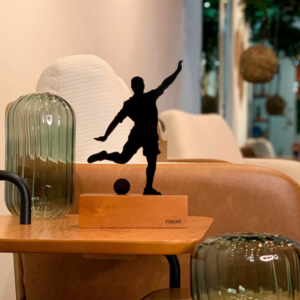 درع مجسم للاعب كرة القدم - تصميم رياضي يعبر عن الشغف