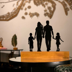 مجسم خشبي لعائلة صغيرة من زوجين وطفلين – قطعة ديكور تعبّر عن الحب والدفء الأسري من فنار شوب
