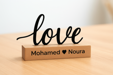 مجسم Love خشبي مخصص بالأسماء – تصميم رومانسي من فنار شوب على قاعدة خشب طبيعي مكتوب عليها Mohamed ♥ Noura